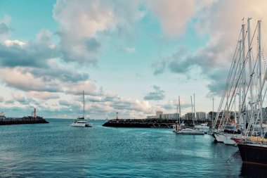 Las Palmas, Gran Canarias, Kanarya Adaları / İspanya - 22 Kasım 2018: Yelkenli ile Marina giriş demirleyen ark Atlantik geçişi yelkenli günbatımı sırasında başlamadan önce birkaç gün bekliyor