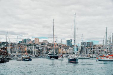 Las Palmas, Gran Canarias, Kanarya Adaları / İspanya - 25 Kasım 2018: Yelkenli tekne güneşli bir günde şehir marina Atlantik geçişi regatta yarış Arc 2018 için gidiyor