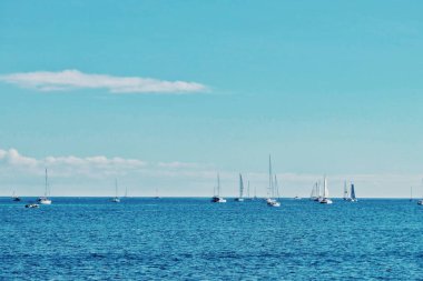 Las Palmas, Gran Canarias, Kanarya Adaları / İspanya - 25 Kasım 2018: kapalı yelken açık Atlantik Okyanusu geçerken yarış regatta Arc 2018 için için liman bırakarak yelkenliler