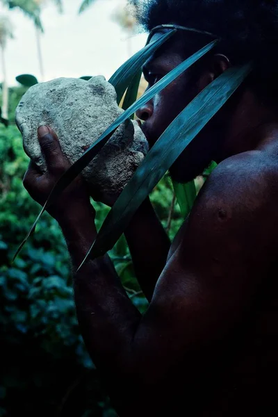 Lolits Köyü, Espiritu Santo Adası / Vanuatu Cumhuriyeti - 10 Ağustos 2016: tropikal yağmur ormanları ormanda onun bubu kabuk boynuz üfleme yerel genç kabile üye