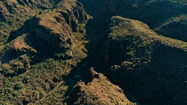 空中无人机在阳光明媚的日子美丽的惊人的景观悬崖和山谷的形象 — 图库照片