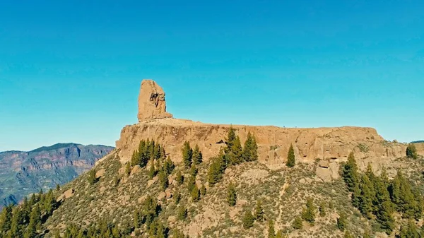 Hava dron görünümünün resmi güzel çarpıcı manzara Roque Nublo kaya oluşumu ve Gran Canaria İspanya bir vadi ve birçok küçük tepeler ile Plato kapalı güneşli bir günde