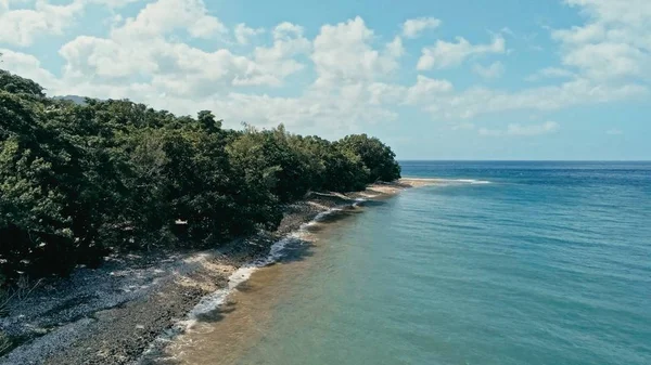 Hava dron görüntü kumlu plaj sahil ve güzel okyanus deniz deniz manzarası ve yemyeşil tropikal yağmur ormanları orman ile uzak bir Güney Pasifik Adası