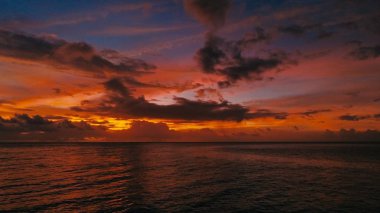 deniz okyanus üzerinde kırmızı bir tropikal günbatımı çarpıcı güzel hava dron görüntü