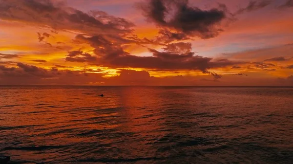 Bedövande Vackra Antenn Drönare Bild Röd Tropisk Solnedgång Över Havet — Stockfoto