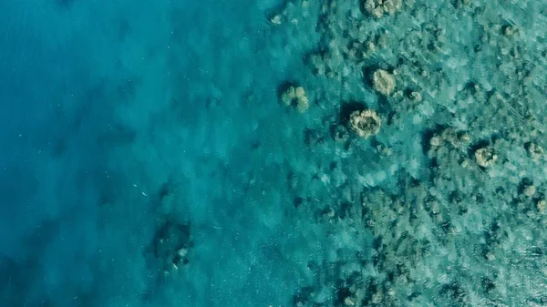 날씨가 놀라운 화려한 절연된 주위에 훌륭한 산호초의 비행기 이미지 — 스톡 사진