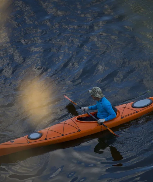 Hombre Kayak Agua Azul — Foto de Stock