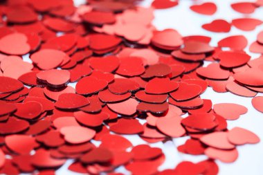 kırmızı kalp konfeti. Valentins gün kavramı
