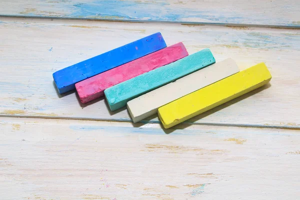 Colored chalk for drawing on a white wood background. Concept-ready to scool — Stock Photo, Image