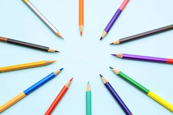Crayons de couleur dans organiser en couleurs de roue de couleur sur fond bleu. Vie top. Une place libre pour le texte . — Photo