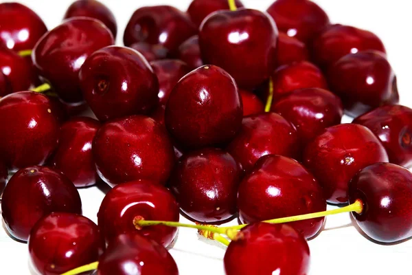 Cereza fresca sobre fondo blanco de madera. Cerezas frescas maduras. Cerezas dulces. Macro — Foto de Stock