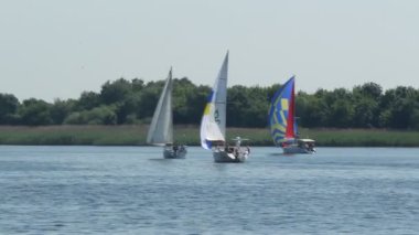 Kherson, Ukrane/-Haziran 1 2019. Dniper nehri üzerinde yelken liyada tekne.