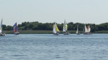 Kherson, Ukrane/-Haziran 1 2019. Dniper nehri üzerinde yelken liyada tekne.