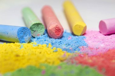 Beyaz arka plan, tebeşir tozu üzerinde renklerin çeşitli Tebeşirler. Eğitim, sanat, yaratıcı, okul kavramına geri.