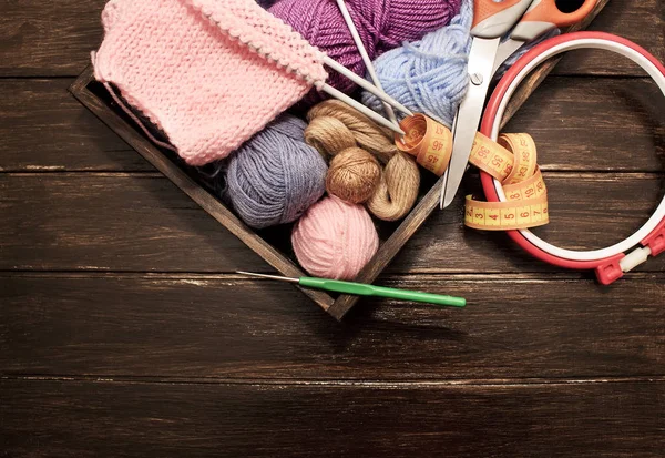 Multi Colored Yarns Thread Knitting Knitting Needles Hook Wooden Box — Stock Photo, Image