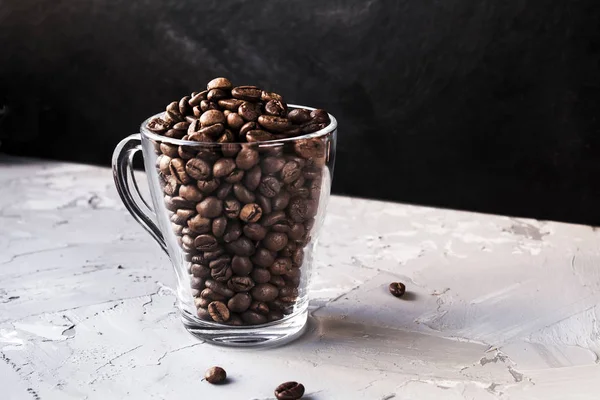 Coffee Beans Glass Cup Grey Grunge Background — Stock Photo, Image