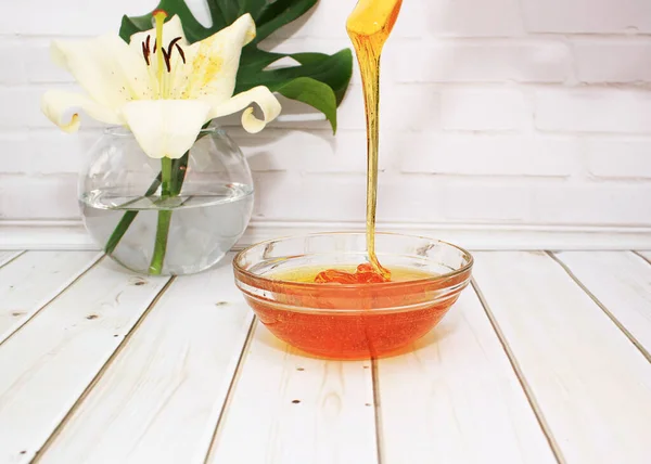 Pasta Açúcar Líquido Para Depilação Uma Tigela Com Flor Lírio — Fotografia de Stock