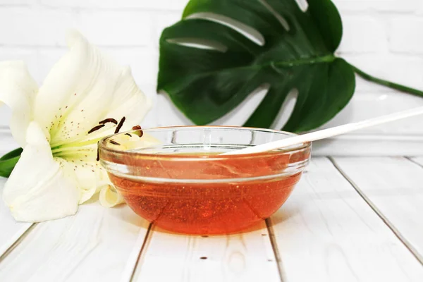 Pasta Líquida Azúcar Para Depilación Recipiente Vidrio Con Flor Lirio — Foto de Stock