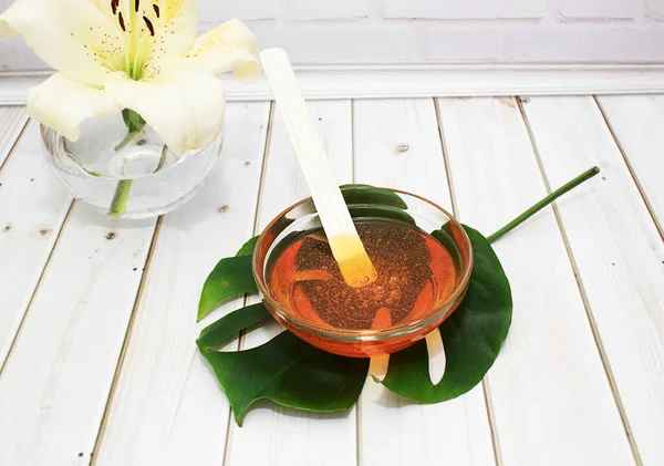 Liquid Sugar Paste Hair Removal Bowl Lily Flower Dracaena Leaf — Stock Photo, Image