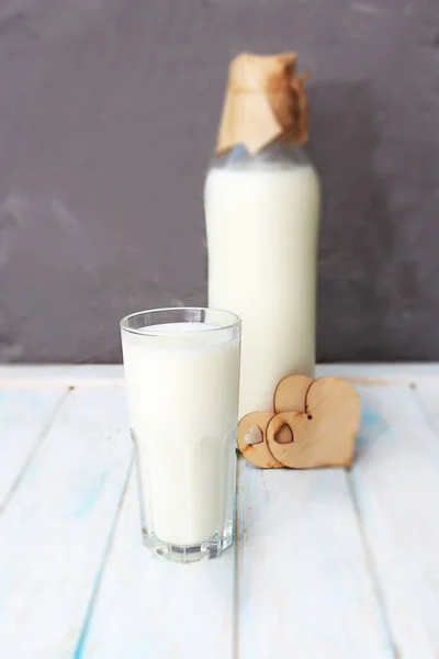 Bardakta Taze Süt Ahşap Arka Planda Bir Şişe Kalsiyum Kaynağı — Stok fotoğraf