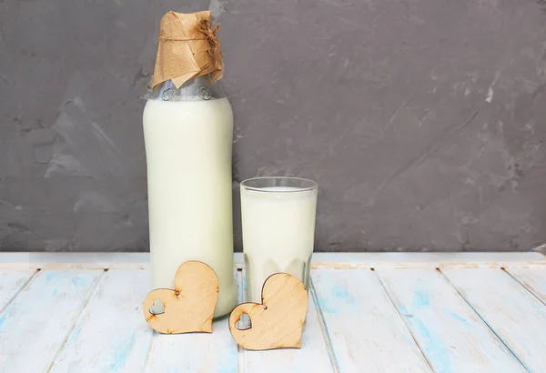 Frische Milch Einem Glas Und Eine Flasche Auf Einem Hölzernen — Stockfoto