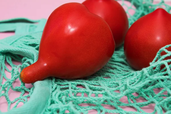 Bolso Malla Verde Algodón Sobre Fondo Papel Rosa Con Tomates — Foto de Stock