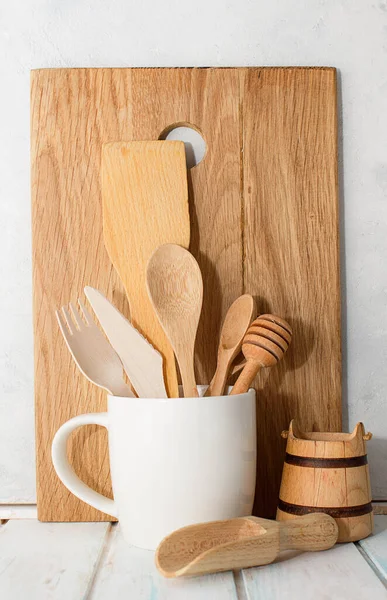 白杯盘和灰色背景墙的厨房木勺 — 图库照片