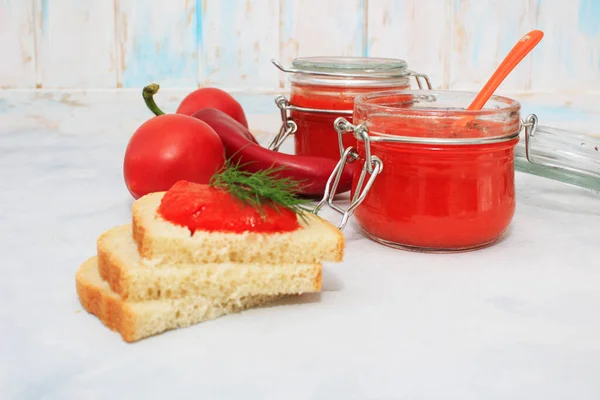 Ajvar Pepparmousse Burk Och Bröd Och Grå Bakgrund Ajvar Läcker — Stockfoto