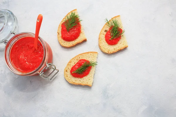 Ajvar Pepparmousse Burk Och Bröd Och Grå Bakgrund Ajvar Läcker — Stockfoto