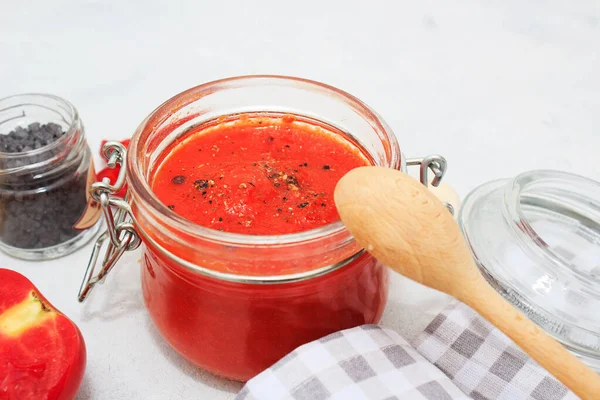 Ajvar Pepparmousse Burk Och Bröd Och Träsked Bakgrund Ajvar Läcker — Stockfoto