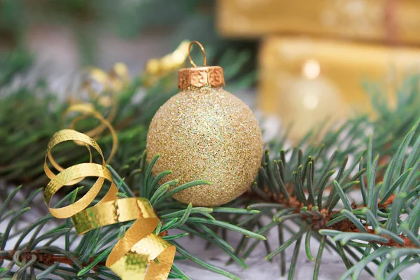 Composición de Navidad y Año Nuevo con bola y tira de brillo dorado —  Fotos de Stock