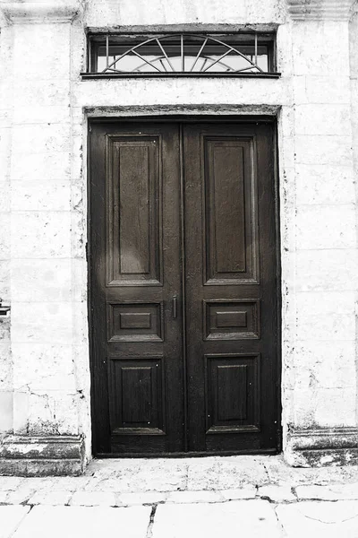 Czarno Białe Zdjęcia Czarne Stare Drzwi Tle Starej Ściany — Zdjęcie stockowe