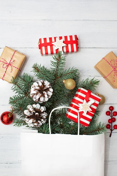 Composição Natal Ano Novo Com Caixas Presente Bolas Douradas Ramo — Fotografia de Stock