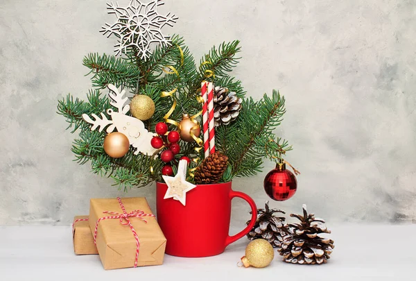 Рождественская Новогодняя Композиция Подарочными Коробками Золотыми Шариками Елке Красной Чашке — стоковое фото