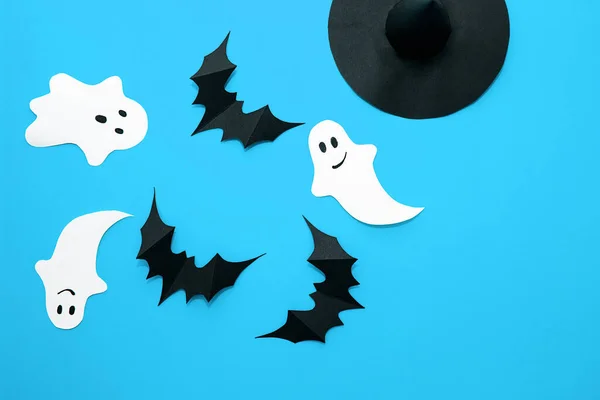Kompozycja Halloween dynie, biały duch, nietoperze, kapelusz czarownicy na niebieskim tle. Strona główna ręcznie robione wystrój Halloween — Zdjęcie stockowe