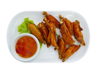 Orta beyaz arka plan üzerinde izole kızarmış tavuk kanatları.