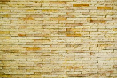 Duvarları kumtaşı tuğla, dokulu arka plan deseni yapılmış.