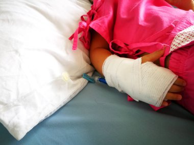 Çocuklar hasta ve hastanede serum fizyolojik çözüm kullanın, iklim değişikliği grip neden olur..