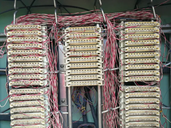 Telefon hattı bağlantısı geçiş panosunda kabine City sokak.