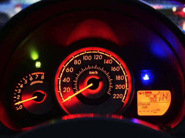 Закройте Приборную Панель Современного Автомобиля Индикатором Температуры Спидометра Тахометром Ночью Стоковое Изображение