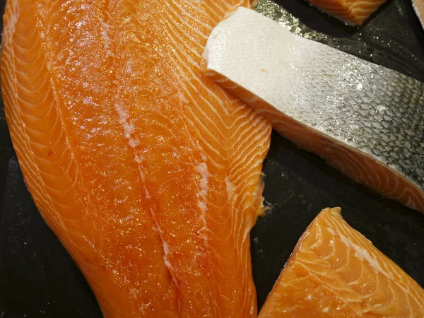 İçinde belgili tanımlık çarşı, sağlıklı gıda closeup ham taze somon fileto.