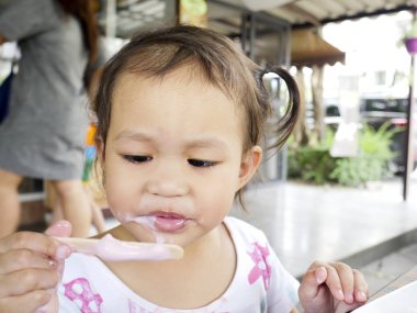 Seçici odak küçük Asyalı kızlar lezzetli dondurma yemek, uzay kopyalamak mutlu.