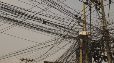 Elektrik direkleri üzerinde karmaşık iletişim hatları düzensiz bak.