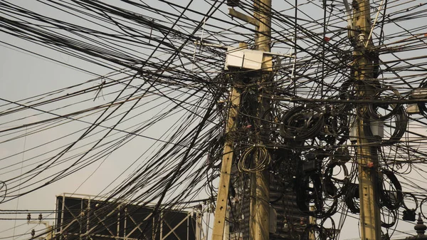 Elektrik direkleri üzerinde karmaşık iletişim hatları düzensiz bak.