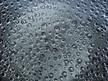 Seçici odak su camına düşüyor.