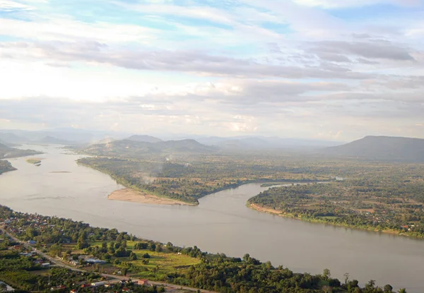 Tayland ve Laos arasındaki sınırı ayıran Mekong Nehri görünümü