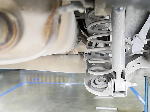 Araba servis merkezinde onarım ve bakım için otomobilin amortisörlerin geri kontrolü.
