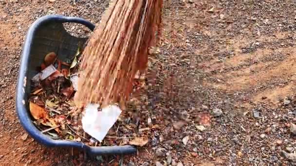 Spazzare Foglie Secche Spazzatura Nel Cortile Con Una Scopa Fatta — Video Stock