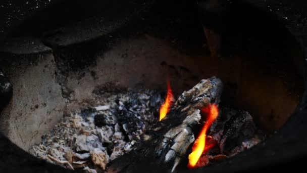 Fogo Queima Lenha Fogão Dos Moradores Antes Cozinhar — Vídeo de Stock