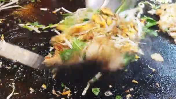 ストリートフード市場の商人は 顧客のためにフライパンでムール貝を揚げています — ストック動画